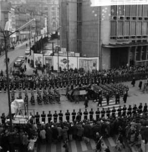 Begrafenis van Koningin Elizabeth van België te Brussel de begrafenisstoet bij , Bestanddeelnr 918-5106