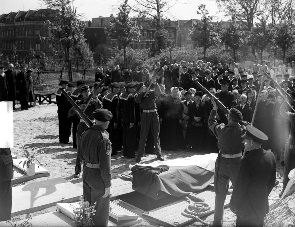 Begrafenis matroos O. V. W. Spaans te Den Haag, Bestanddeelnr 903-3736