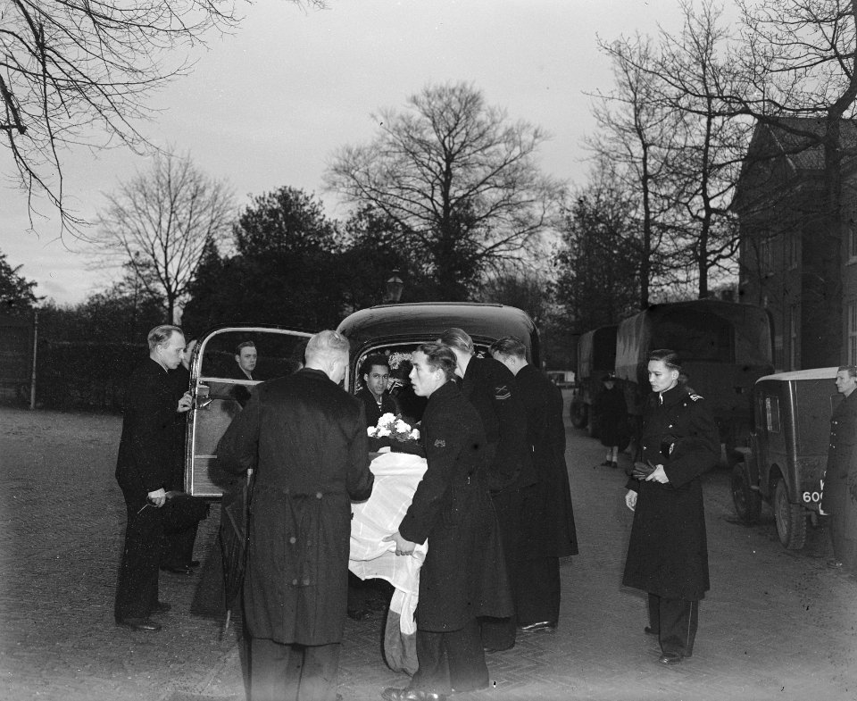 Begrafenis matroos-zeemilicien J.C. Arentsen, Bestanddeelnr 902-5850