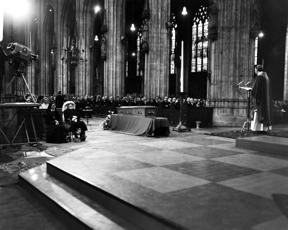 Begrafenis mgr. Bekkers , met moeder mgr. Bekkers, Bestanddeelnr 919-1483