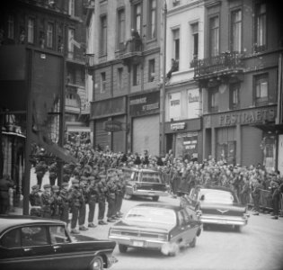 Begrafenis van Koningin Elizabeth van België te Brussel stoet volgwagens bij h…, Bestanddeelnr 918-5096