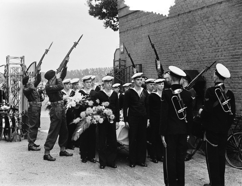 Begrafenis Matroos Albert Deventer (Marvo), Bestanddeelnr 904-7281