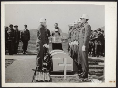 Begrafenis met militaire eer van het stoffelijk overschot van luitenant-kolonel , Bestanddeelnr 105-1219 photo
