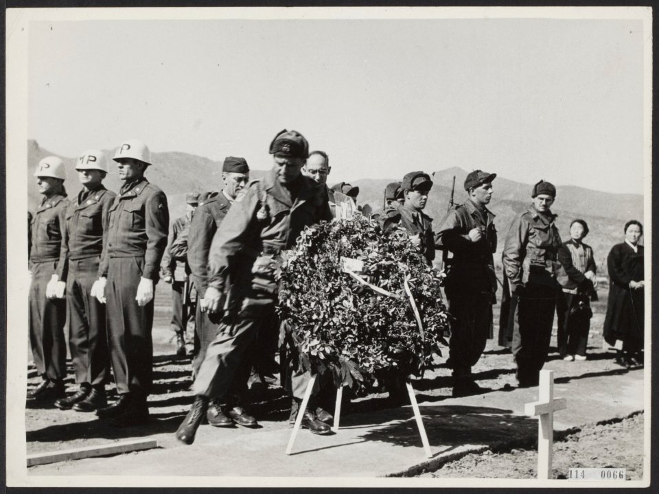 Begrafenis met militaire eer van het stoffelijk overschot van luitenant-kolonel , Bestanddeelnr 114-0066