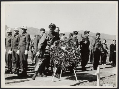 Begrafenis met militaire eer van het stoffelijk overschot van luitenant-kolonel , Bestanddeelnr 114-0066 photo