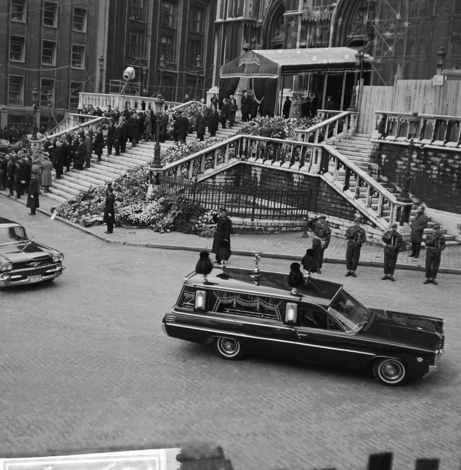 Begrafenis van Koningin Elizabeth van België te Brussel genodigden terwijl ze d, Bestanddeelnr 918-5103
