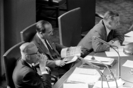 Behandeling voetbaltoto in de Eerste Kamer , vlnr de ministers Beerman, Cals, Bestanddeelnr 911-5954
