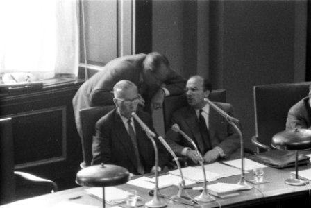 Behandeling voetbaltoto in de Eerste Kamer , minister Toxopeus wenst minister Be, Bestanddeelnr 911-5950