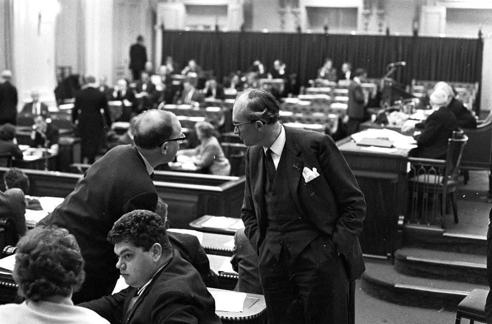Belastingdebatten Tweede Kamer. Minister Witteveen in gesprek met VVD-Tweede Kam, Bestanddeelnr 920-8538