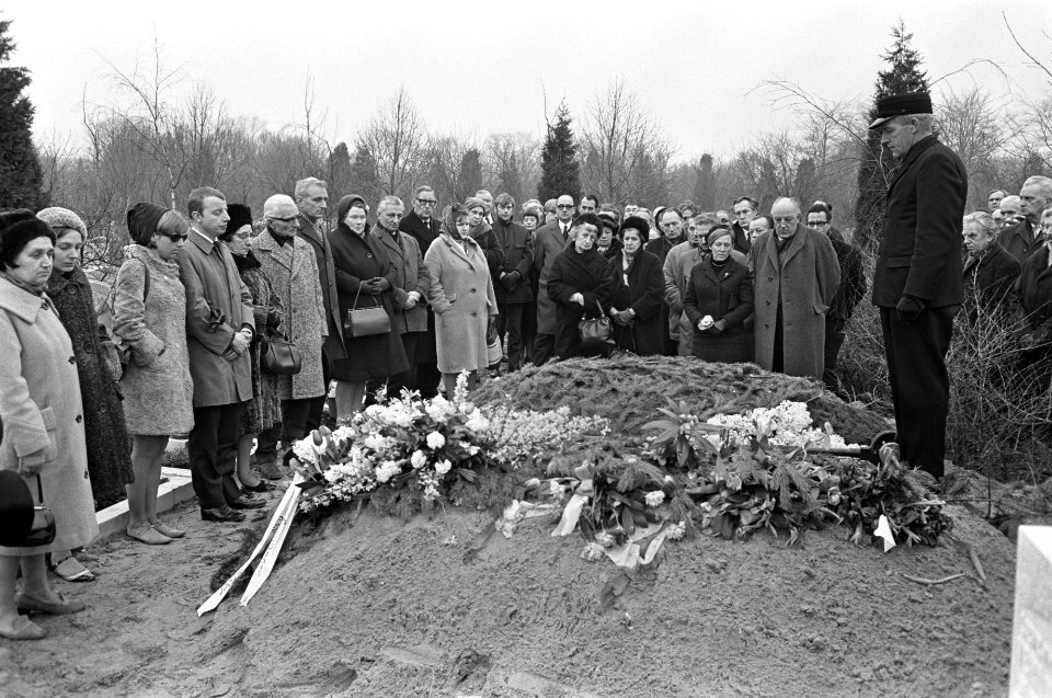 Begrafenis Gerard den Brabander , de dichter Ed Hoornik (links) aan het graf op , Bestanddeelnr 921-0628
