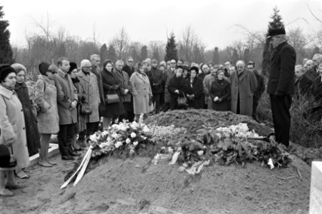 Begrafenis Gerard den Brabander , de dichter Ed Hoornik (links) aan het graf op , Bestanddeelnr 921-0628