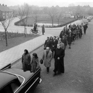 Begrafenis Fernado Westhiner te Sliedrecht, de stoet op weg naar kerk, Bestanddeelnr 916-1208