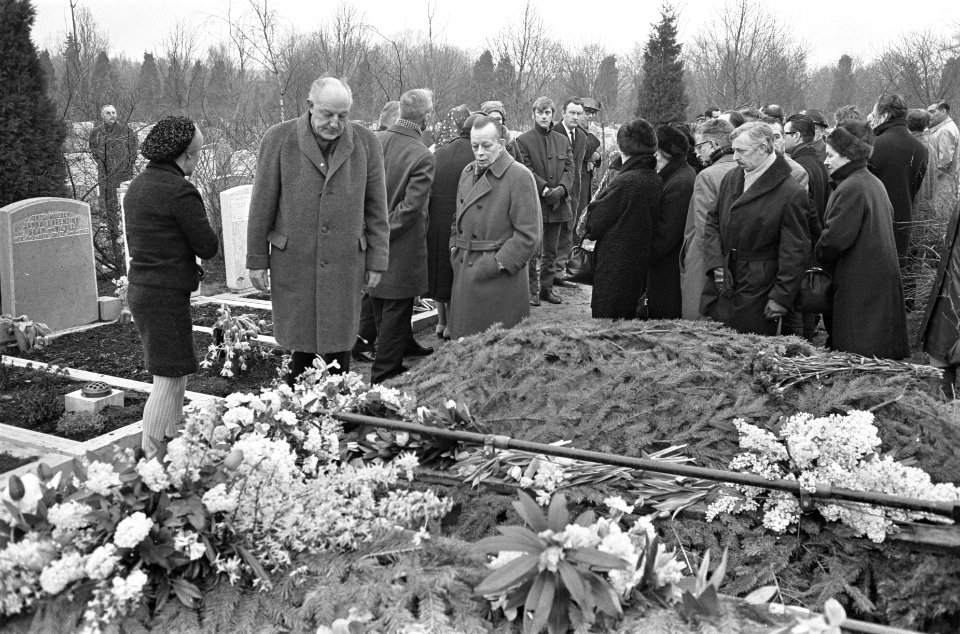 Begrafenis Gerard den Brabander , de dichter Ed Hoornik (links) aan het graf op , Bestanddeelnr 921-0626
