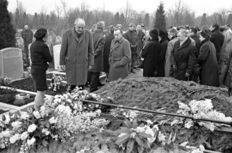 Begrafenis Gerard den Brabander , de dichter Ed Hoornik (links) aan het graf op , Bestanddeelnr 921-0626