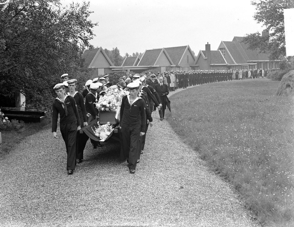 Begrafenis Korporaal vlieger L. van Leeuwen te Amsterdam, Bestanddeelnr 904-0996