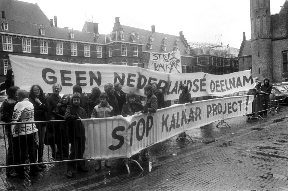 Behandeling energienota in Tweede Kamer demonstranten tegen Kalkarproject op B, Bestanddeelnr 927-5325