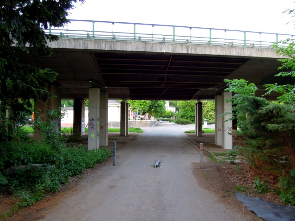 Behelfsmäßig um Stützen ergänzte agra-Brücke der B 2 nahe Parkgaststätte in Markkleeberg im Mai 2017