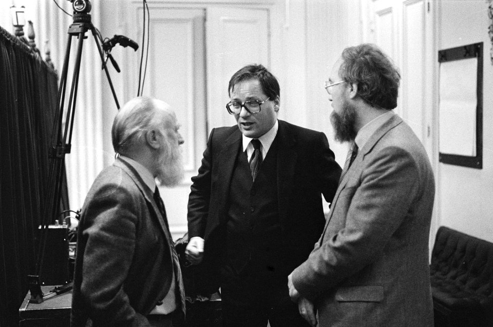 Behandeling van de kortingswet van minister Deetman v.l.n.r. PvdA-woordvoerde, Bestanddeelnr 932-4431