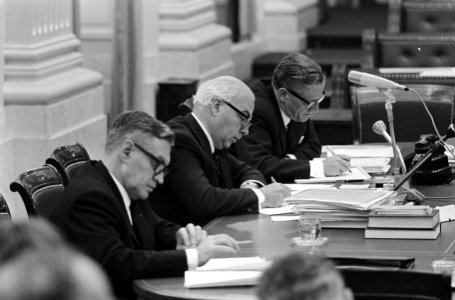 Behandeling van de volksgezondheid, met v.l.n.r. Staatssecretaris De Meyer, Min…, Bestanddeelnr 919-5815