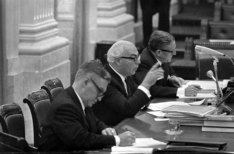 Behandeling van de volksgezondheid, met v.l.n.r. Staatssecretaris De Meyer, Min…, Bestanddeelnr 919-5813
