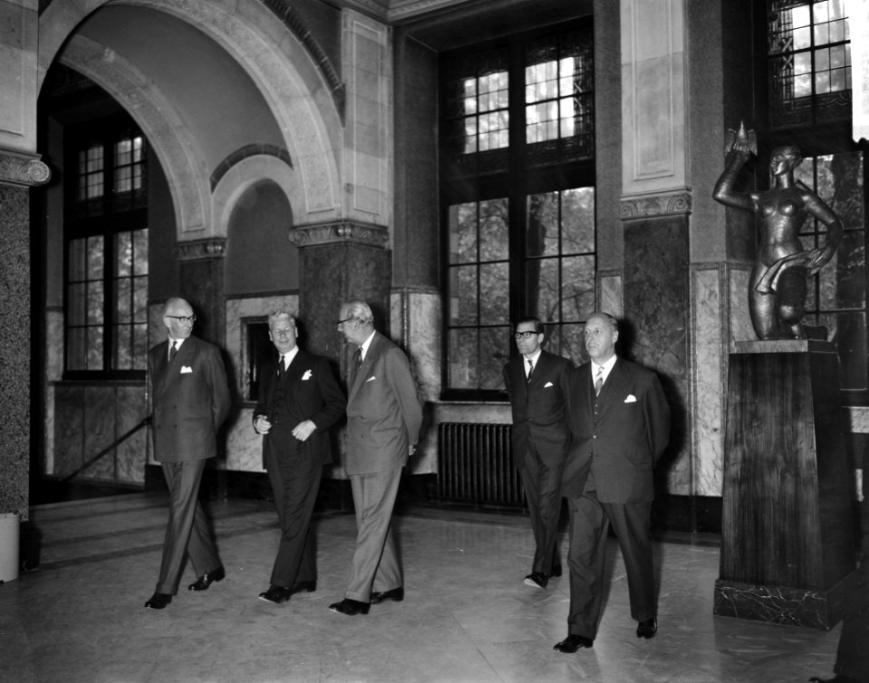 Behandeling Stadhuisontwerp in de gemeenteraad. Architect J.J. Vriend, Bestanddeelnr 913-0670