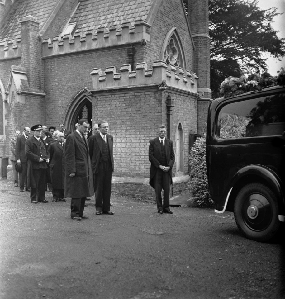 Begrafenis dr. G.H.C. Hart. In het midden dr. Van Mook, minister van Koloniën, …, Bestanddeelnr 935-2155