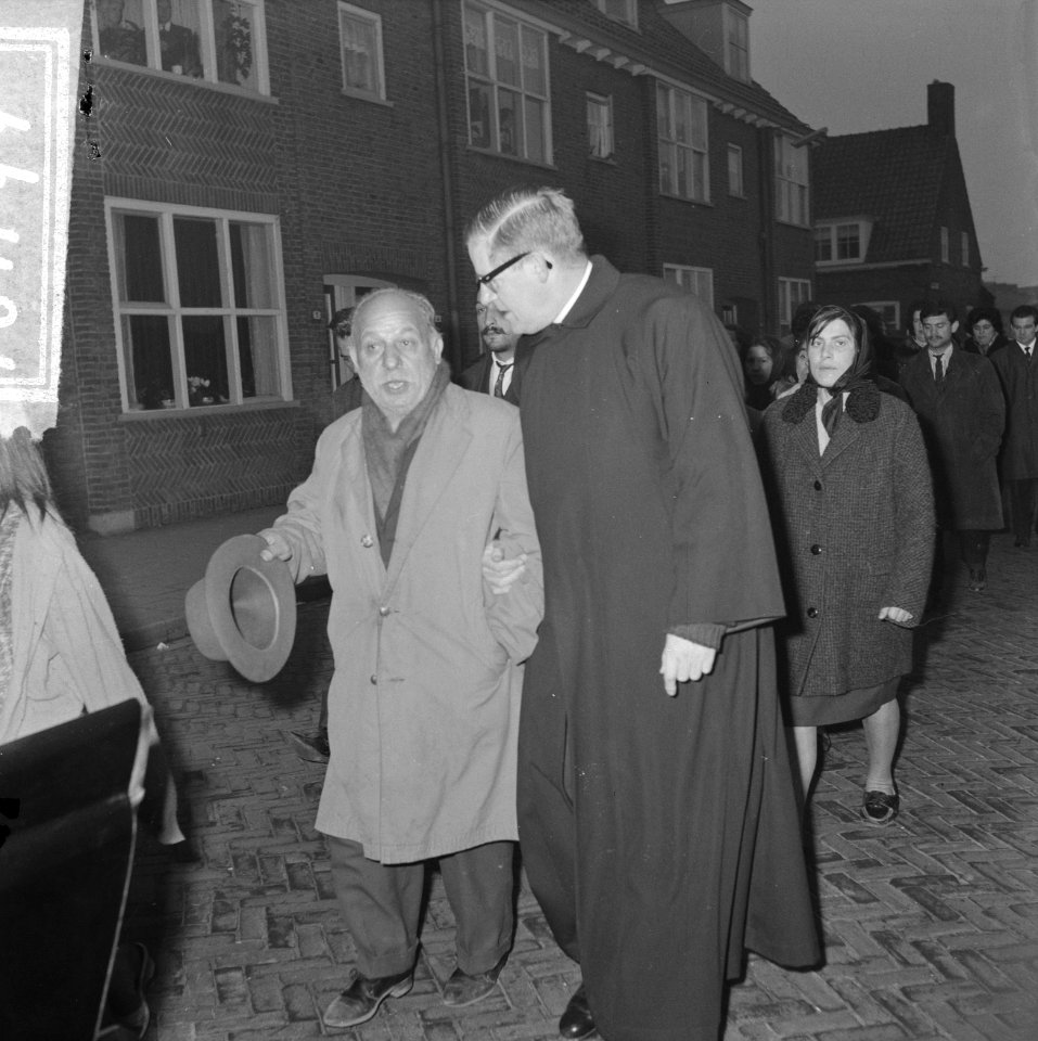 Begrafenis Fernado Westhiner te Sliedrecht, de nieuwe koning (stamhoofd) Antonio, Bestanddeelnr 916-1199