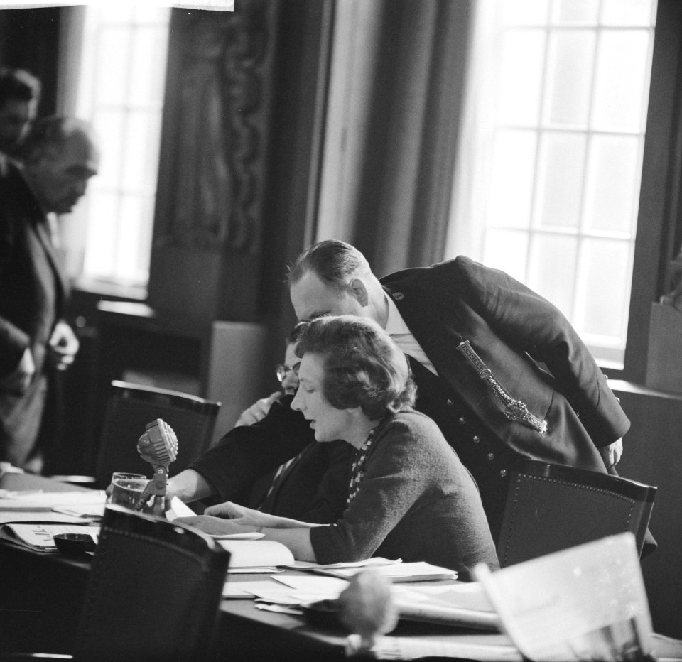 Behandeling Stadhuisontwerp in de gemeenteraad. Mevrouw Snel Warries (PSP), Bestanddeelnr 913-0642