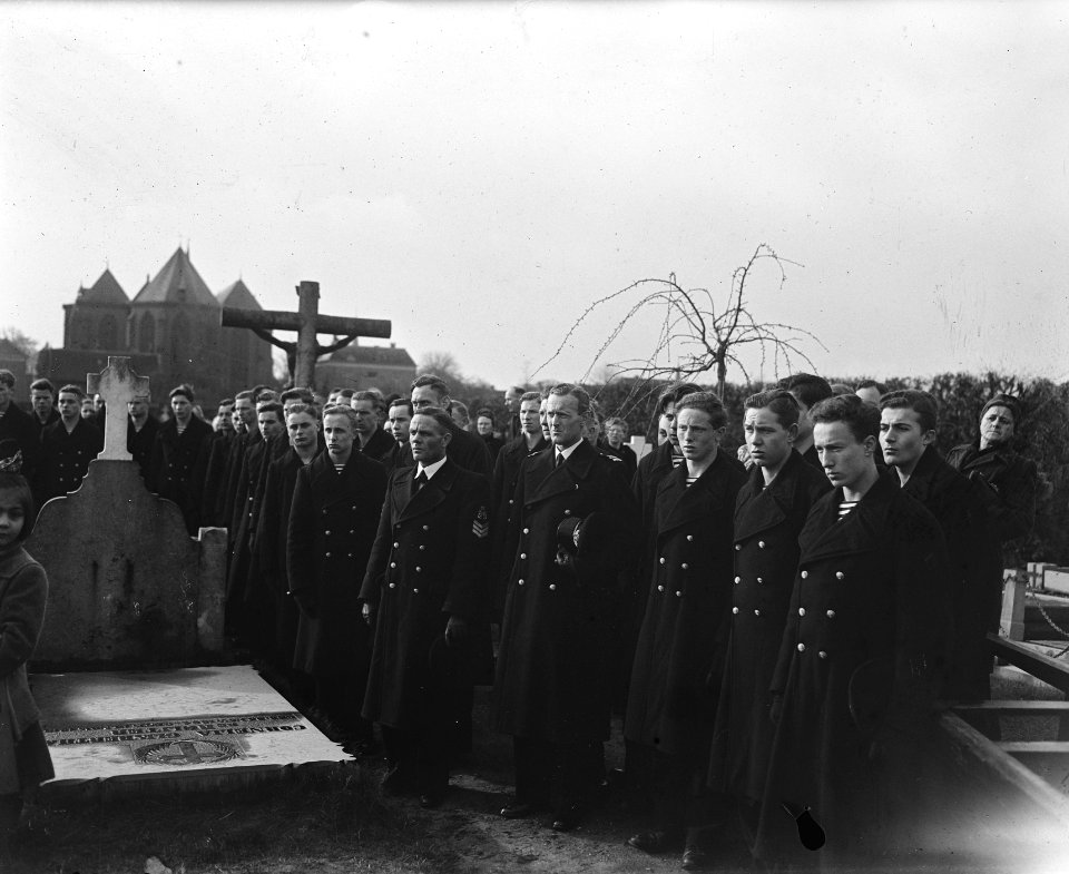 Begrafenis matroos-zeemilicien J.C. Arentsen, Bestanddeelnr 902-5856