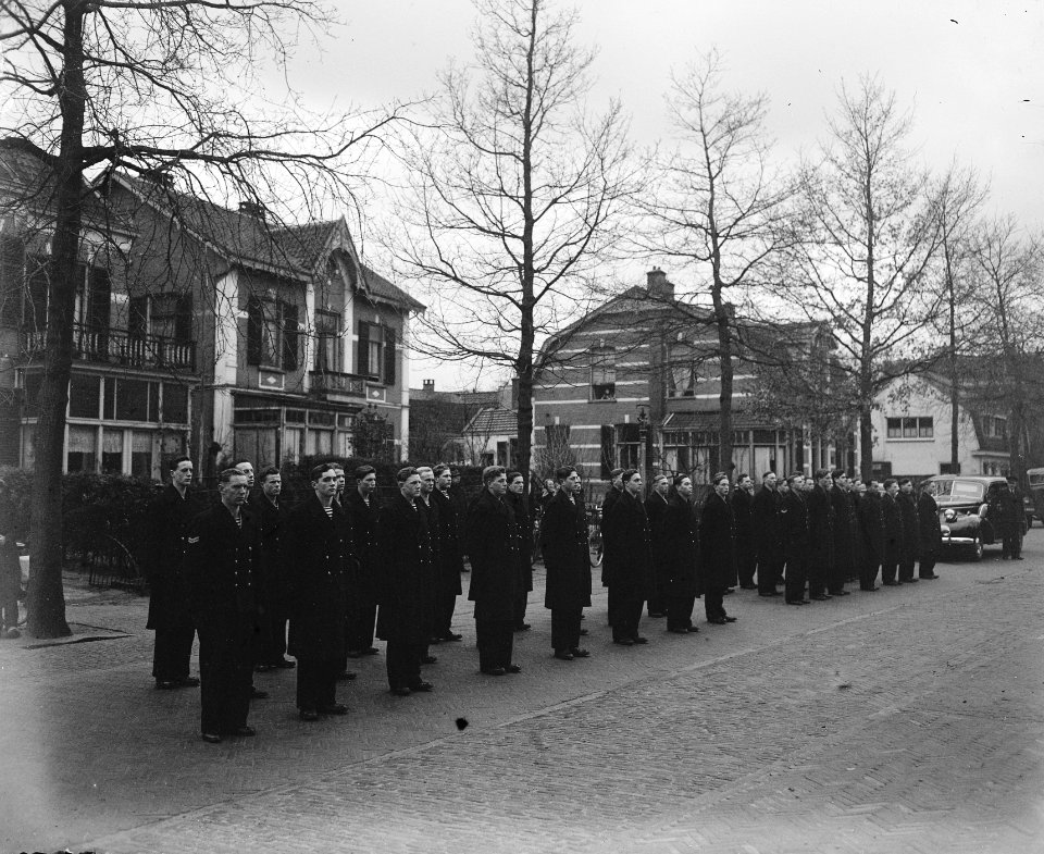 Begrafenis matroos-zeemilicien J.C. Arentsen, Bestanddeelnr 902-5851