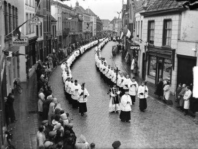 Begrafenis Mgr. Hopmans Bisschop van Breda, Bestanddeelnr 904-4428