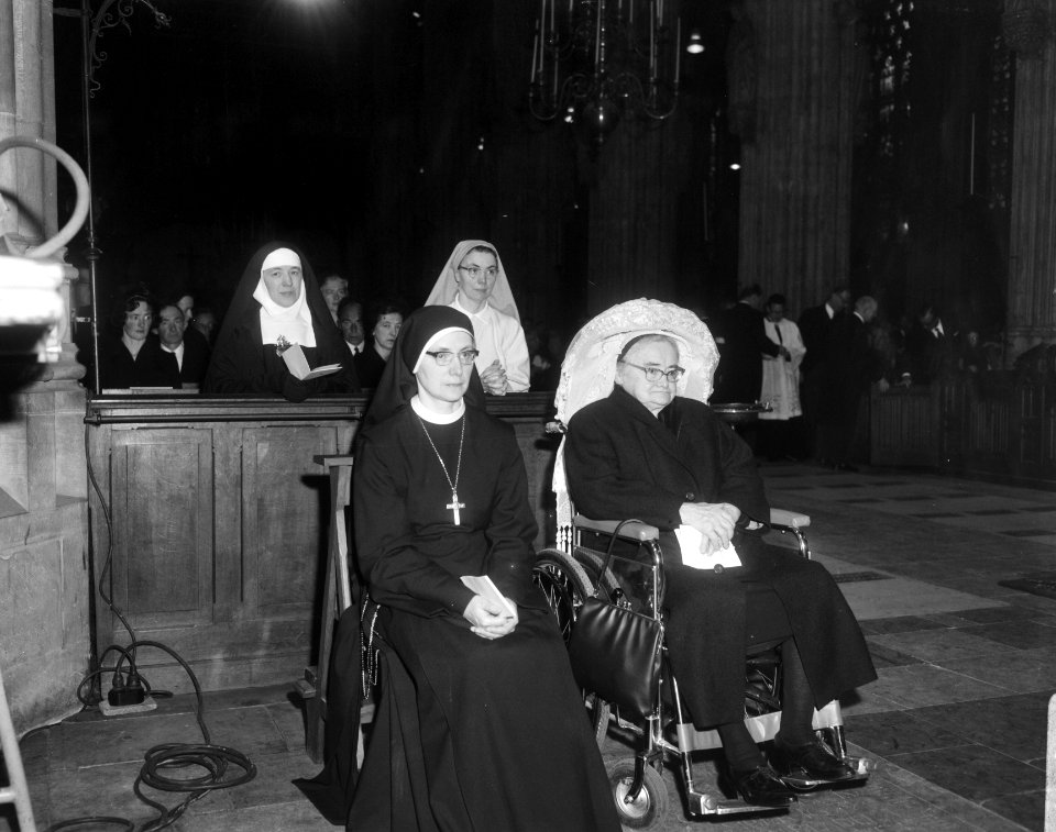 Begrafenis mgr. Bekkers , mgr. Bekkers , moeder en zust er, Bestanddeelnr 919-1484