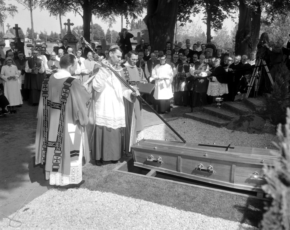 Begrafenis mgr. Bekkers, Bestanddeelnr 919-1493