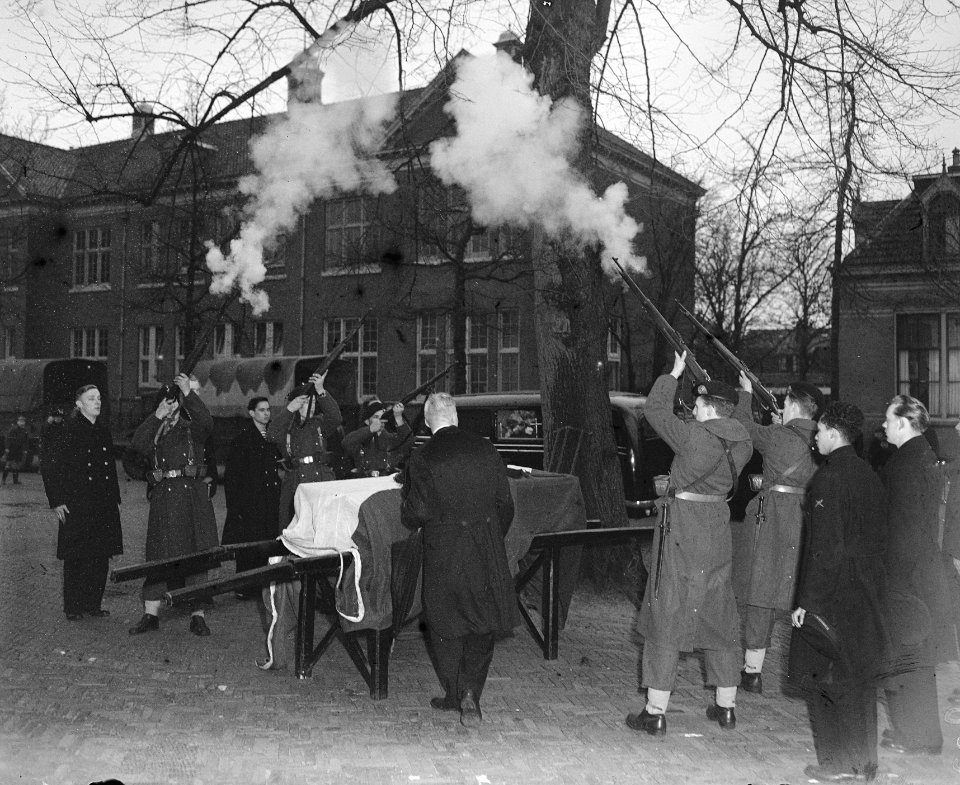 Begrafenis matroos-zeemilicien J.C. Arentsen. Saluutschoten, Bestanddeelnr 902-5852