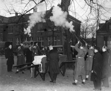 Begrafenis matroos-zeemilicien J.C. Arentsen. Saluutschoten, Bestanddeelnr 902-5852