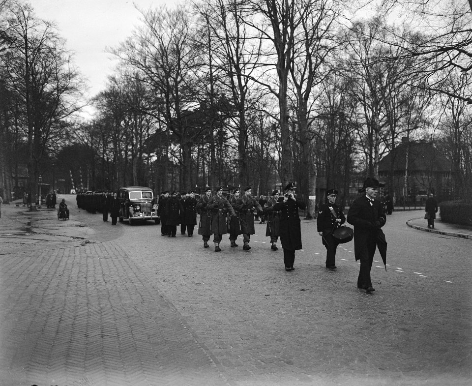 Begrafenis matroos-zeemilicien J.C. Arentsen, Bestanddeelnr 902-5848