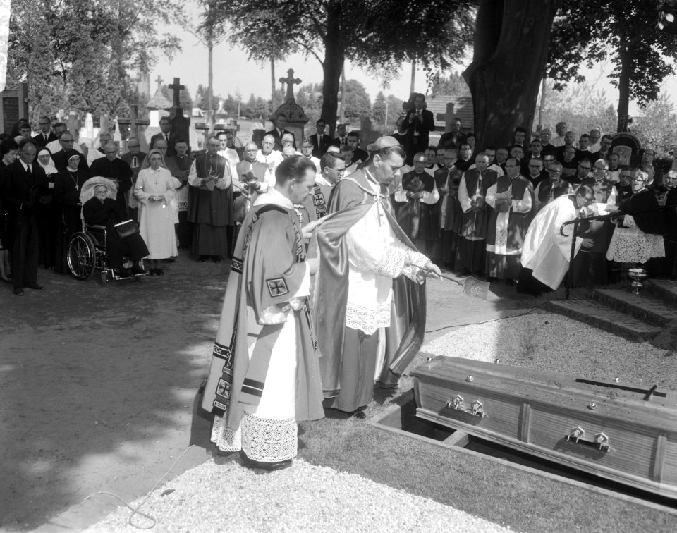 Begrafenis mgr. Bekkers , op begraafplaats in St. Oedenrode, Bestanddeelnr 919-1492