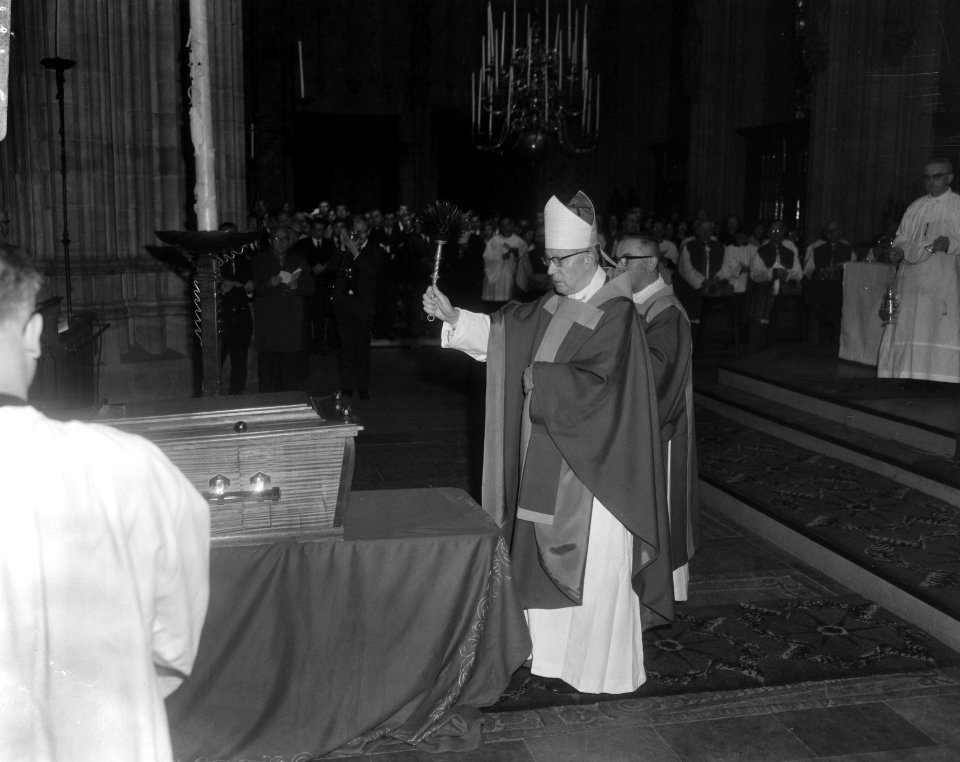 Begrafenis mgr. Bekkers , Kardinaal Alfrink, Bestanddeelnr 919-1474