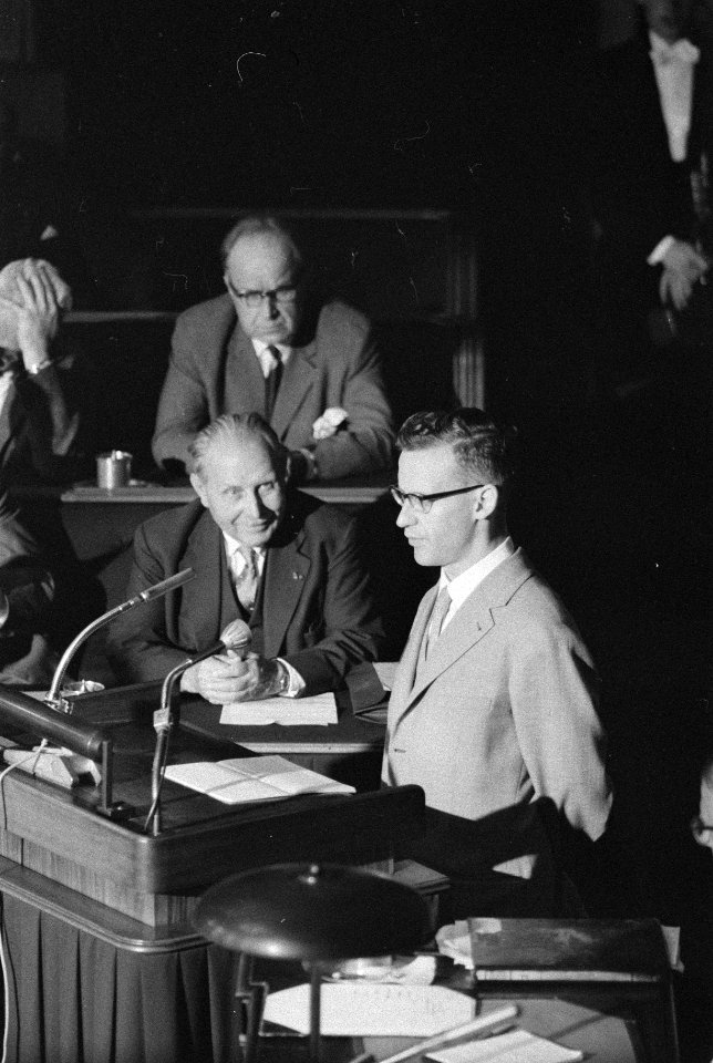 Behandeling voetbaltoto in de Eerste Kamer , de heer Diepenhorst tijdens zijn re, Bestanddeelnr 911-5951
