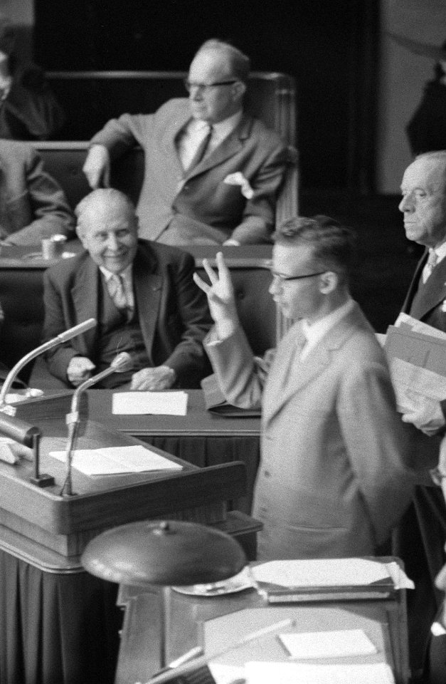 Behandeling voetbaltoto in de Eerste Kamer , de heer Diepenhorst tijdens zijn re, Bestanddeelnr 911-5952