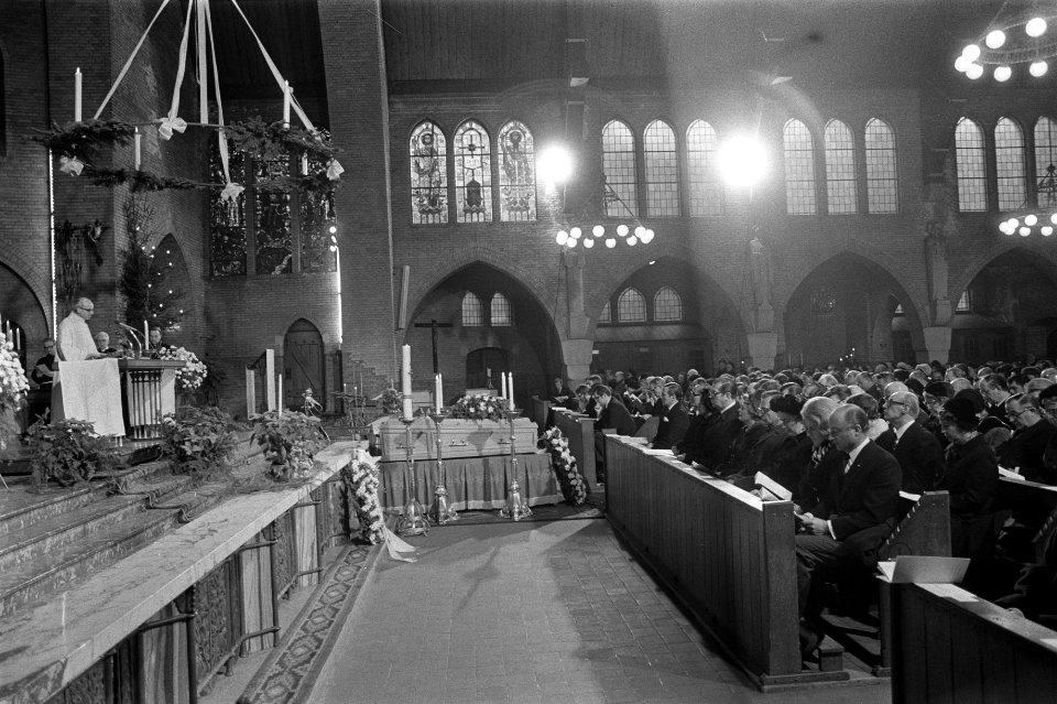 Begrafenis oud premier Cals , Den Haag , in St Paschaliskerk, Bestanddeelnr 925-2811