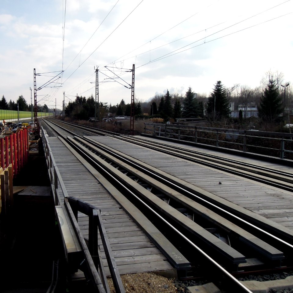 Behelfsbrücken über die Lindenstraße am Bahnhof Großdeuben während des Neubaus der Eisenbahnbrücken im März 2018