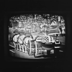 Begrafenis president Kennedy vanaf televisie De wagen getrokken door vier paard, Bestanddeelnr 915-7790