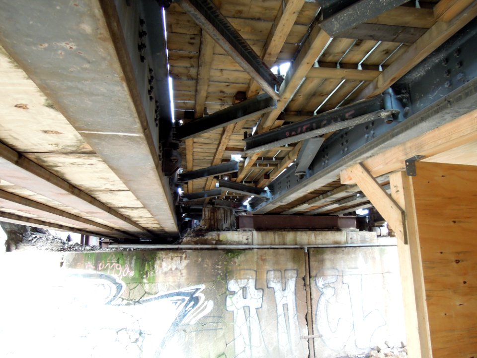 Behelfsbrücke während des Ersatzneubaus der Eisenbahnüberführung Neue Harth in Gaschwitz im März 2018d