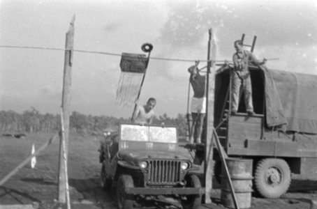 Behendigheidsrit voertuigen. Bak met water valt om bij paalsteken, Bestanddeelnr 393-6-10