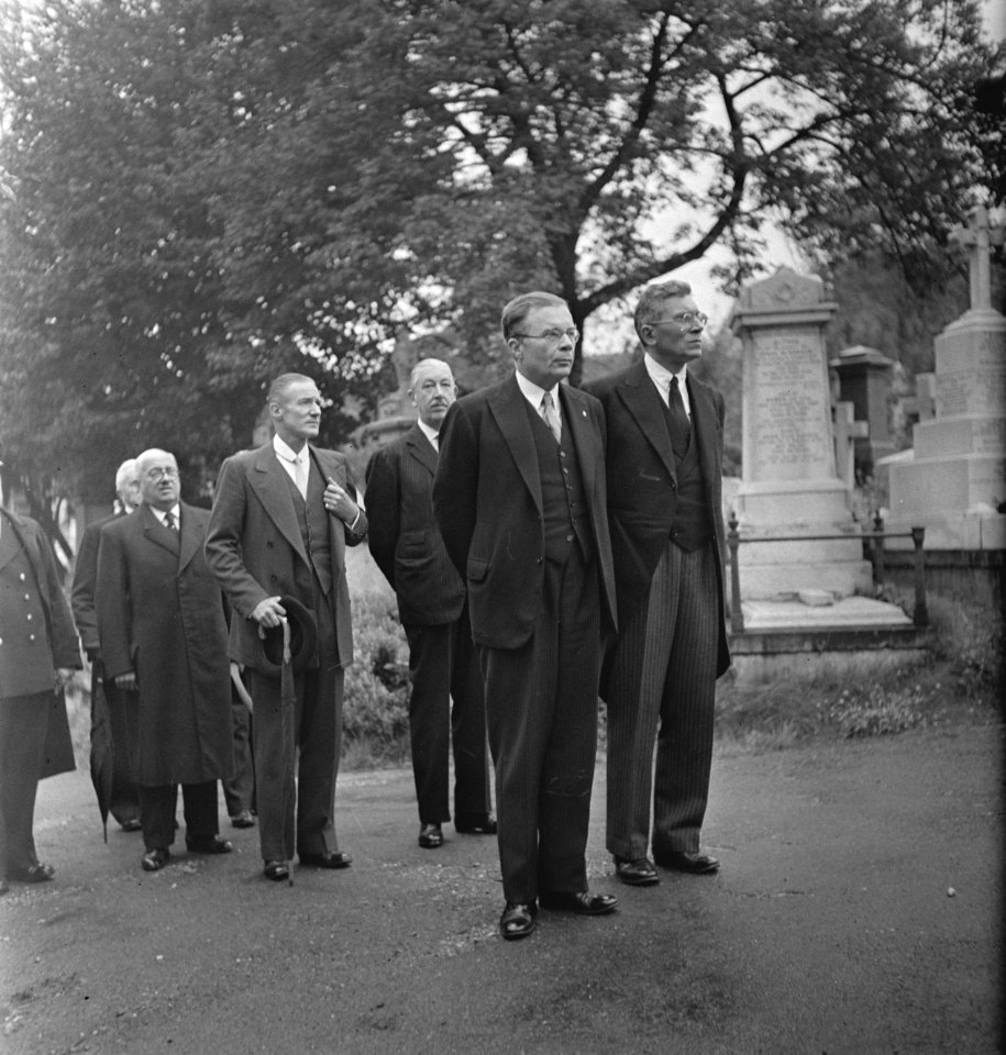 Begrafenis dr. G.H.C. Hart. Links vooraan dr. Van Mook, minister van Koloniën, n, Bestanddeelnr 935-2154