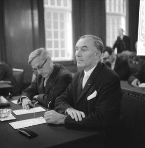 Behandeling Stadhuisontwerp in de gemeenteraad. Ir. Berghoef en ir. Vegter, Bestanddeelnr 913-0650