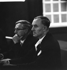 Behandeling Stadhuisontwerp in de gemeenteraad. Ir. Berghoef en ir. Vegter, Bestanddeelnr 913-0648
