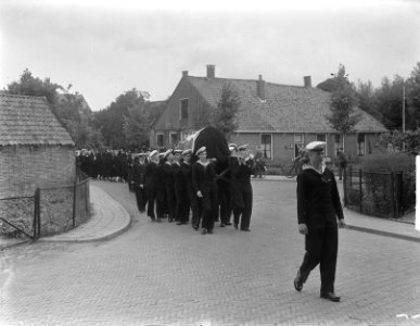 Begrafenis Piloot Van der Born te Huizen marvo, Bestanddeelnr 904-1698