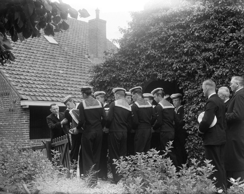 Begrafenis Piloot Van der Born te Huizen marvo, Bestanddeelnr 904-1694